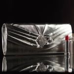 Клатч із блискучої тканини з брошкою 27255 (срібний)