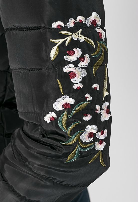 Бомбер женский с цветочной нашивкой на рукаве 673K003 (черный)