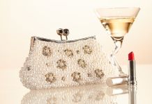 Клатч розшитий перлами та стразами на рамковому замку HY11030 (молочний)