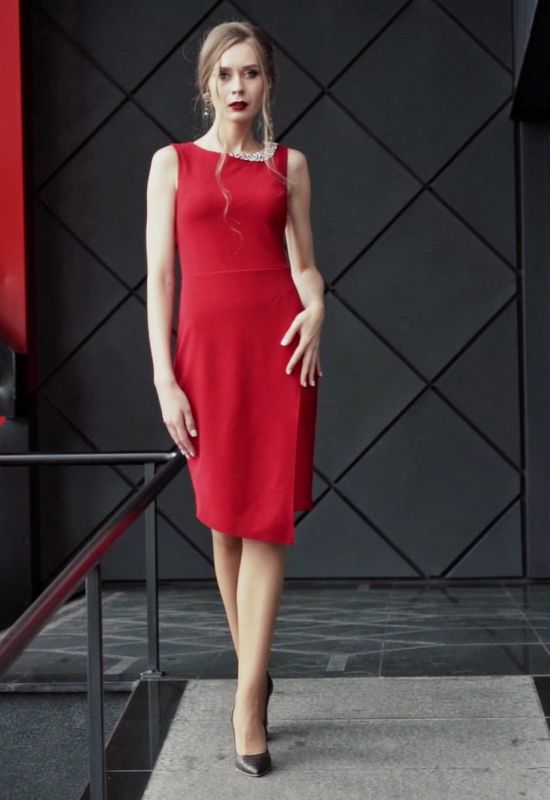 P 2032 Платье коктейльное с вышитой стразами горловиной (красный)
